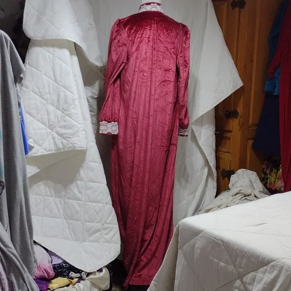Vintage Gilligan & O Malley velour gown/robe, sz medium - Picture 5 of 12